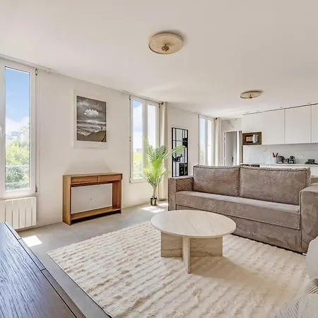 Spacious 1br 4p - *